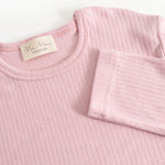 Pink T‑shirt with crew neck, text logo and ribbed cuff