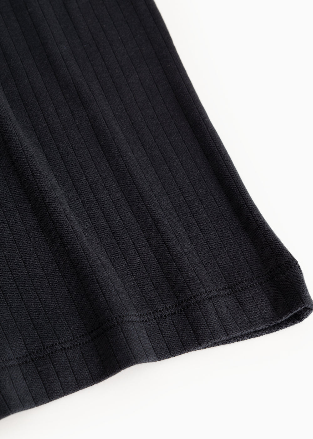 Sort ribbed tank top with round neckline and straight hem.