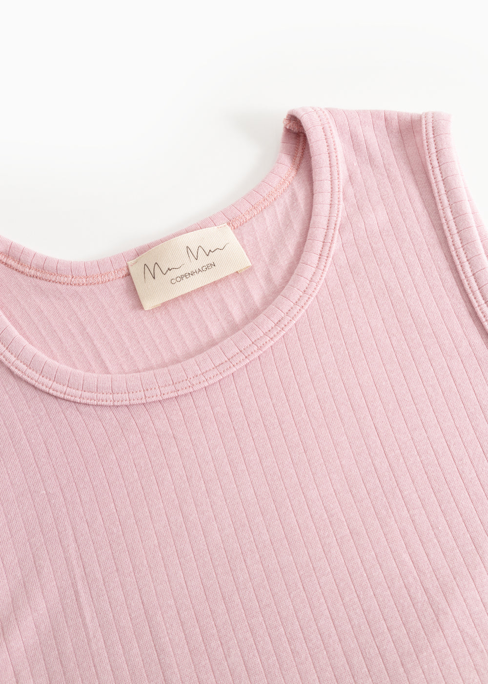Sleeveless top in pink rib knit with a round neckline and sewn-in label.