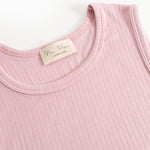 Sleeveless top in pink rib knit with a round neckline and sewn-in label.