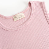 Sleeveless top in pink rib knit with a round neckline and sewn-in label.