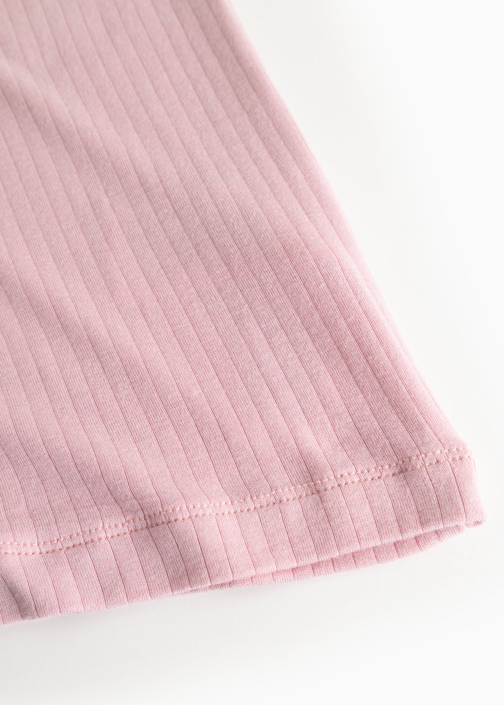 Sleeveless top bottom with ribbed edge and pink stitching