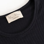 Sort coat with round collar and inner tag in the neck.