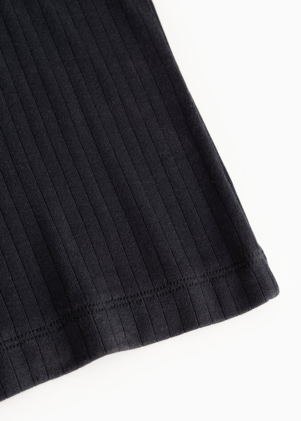 Sort natural coil in rib stitch with close-fitting fall and visible edge