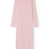 Pink evening dress with long sleeves and a round neckline, straight fit.
