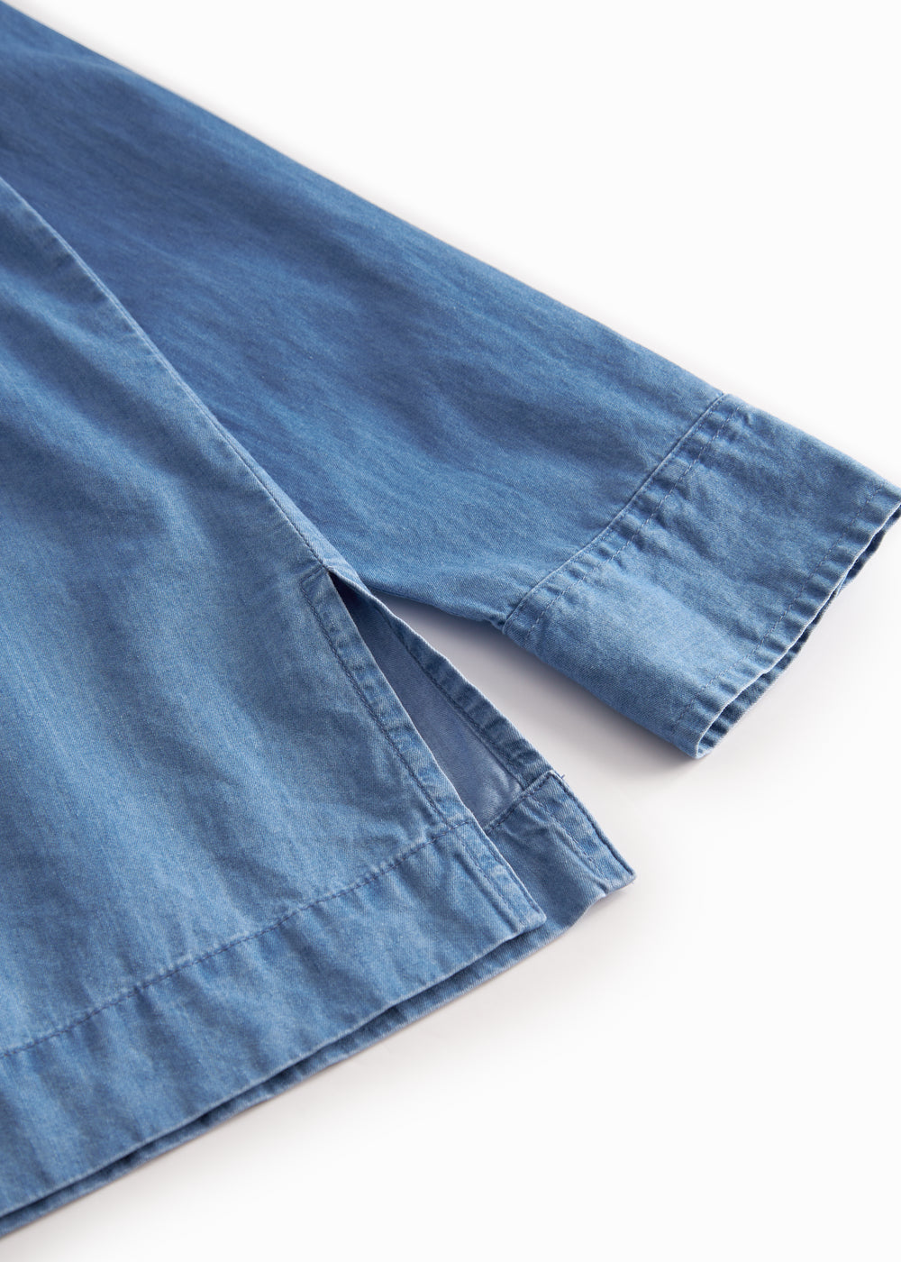 Blå denim dameskjorte med lange ærmer og brystlomme