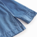 Blå denim dameskjorte med lange ærmer og brystlomme