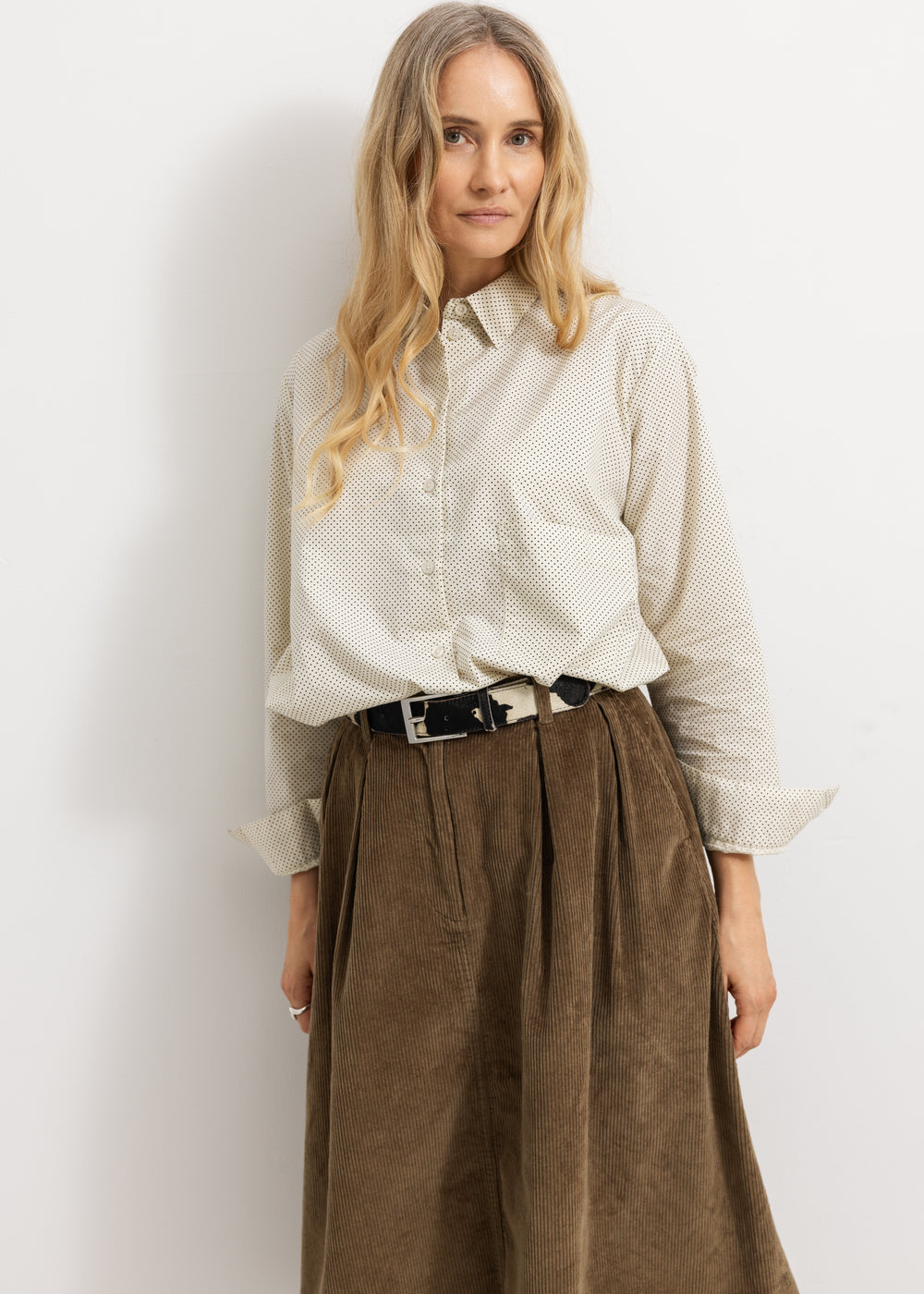 Brown lower part with wide folds and hidden button closure, lightweight A‑form.