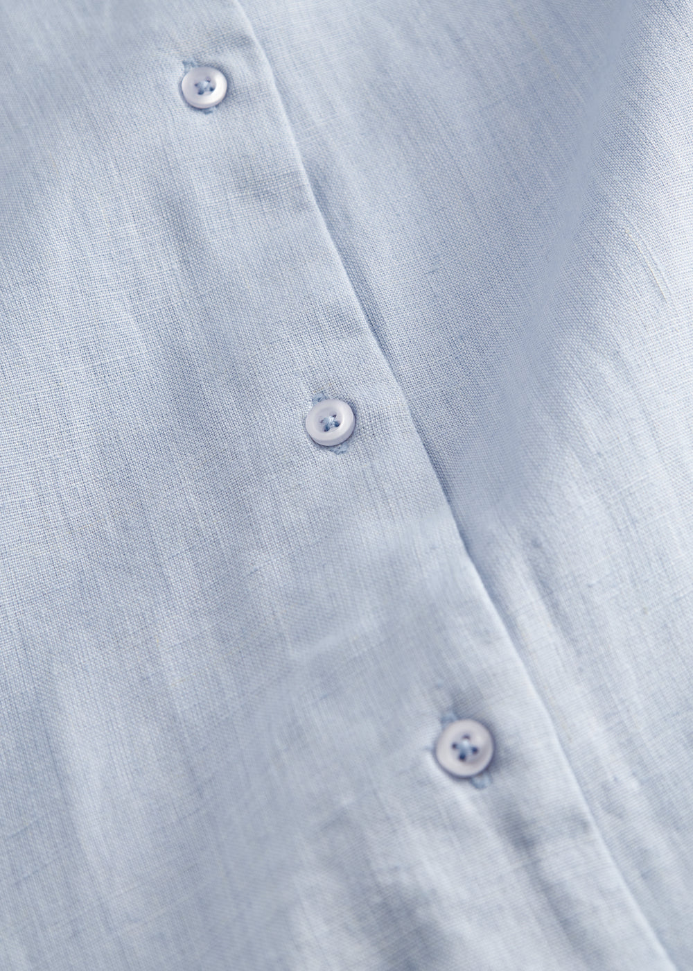 Kortærmet lyseblå skjorte til kvinder