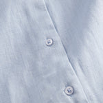 Kortærmet lyseblå skjorte til kvinder