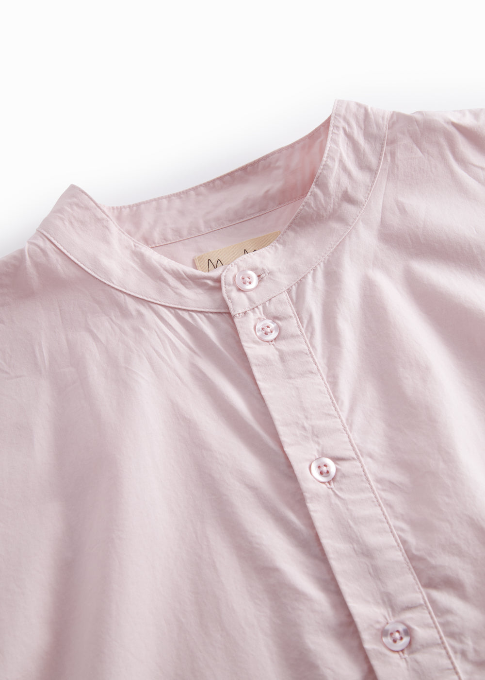 Lyserød damekjole med korte ærmer og knaplukning