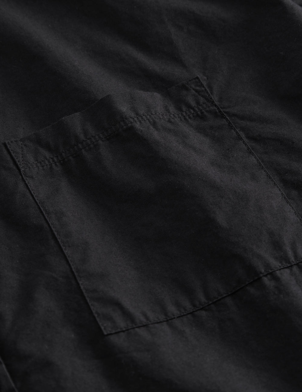 Kortærmet sort skjorte til kvinder med en løs pasform, klassisk krave