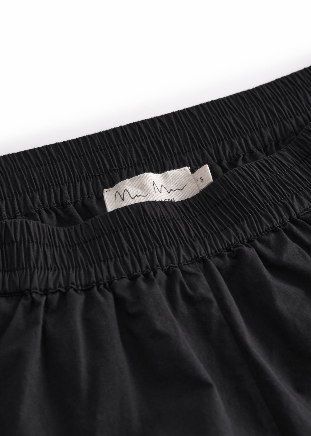 Sorte dameshorts med elastisk talje