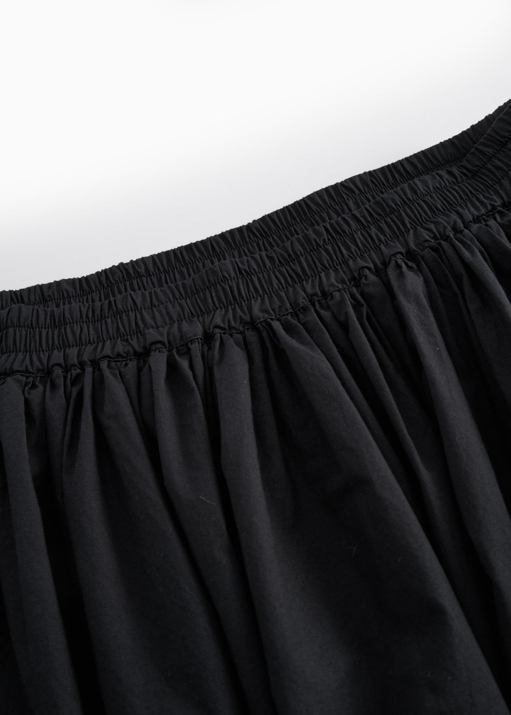 Sort nederdel til kvinder med elastik i talje og let rynket skørt