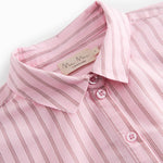 Lyserød kortærmet skjorte til kvinder med fine striber, klassisk krave, brystlomme og knaplukning foran