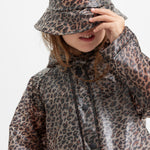 Barn iført leopardmønstret regnjakke og regnhat