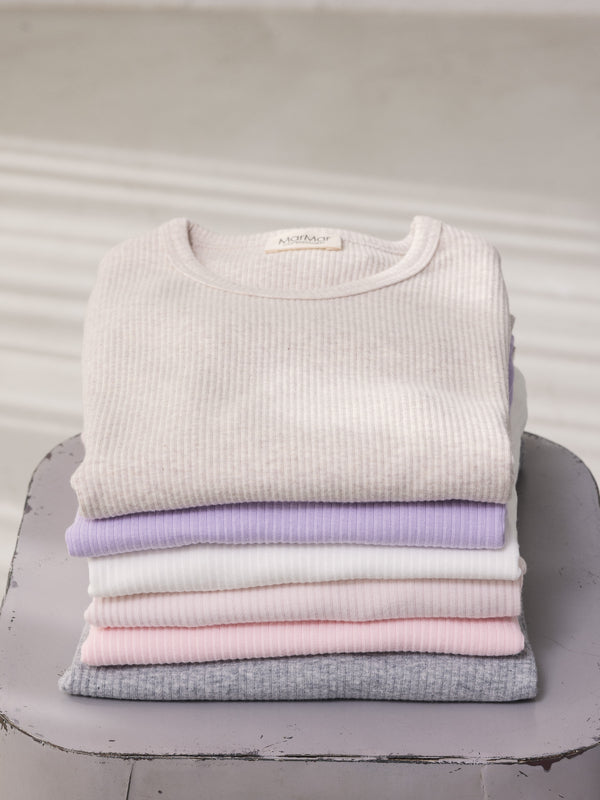Stak af ribbede T-shirts i modal i forskellige farver til baby og børn